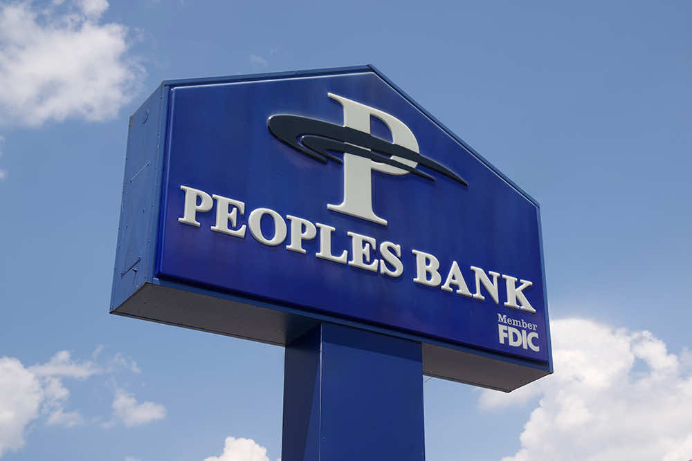 The Peoples Bank pole sign with its Member FDIC mark against a blue sky